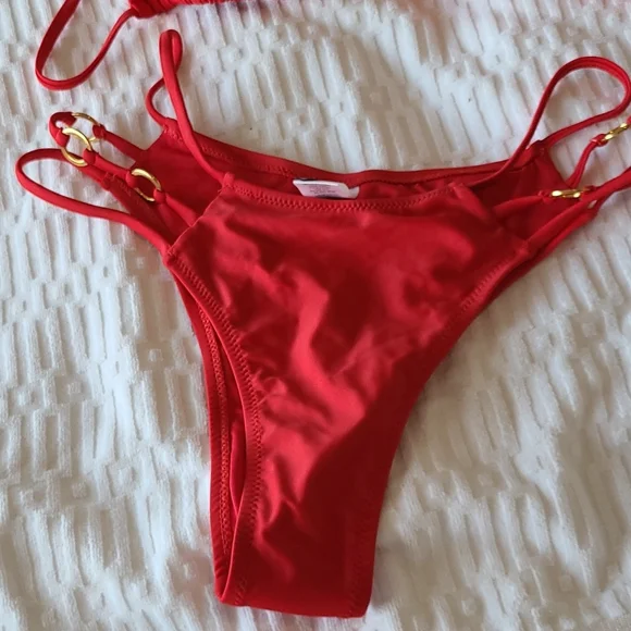 Red bikini - Picture 3 of 3
